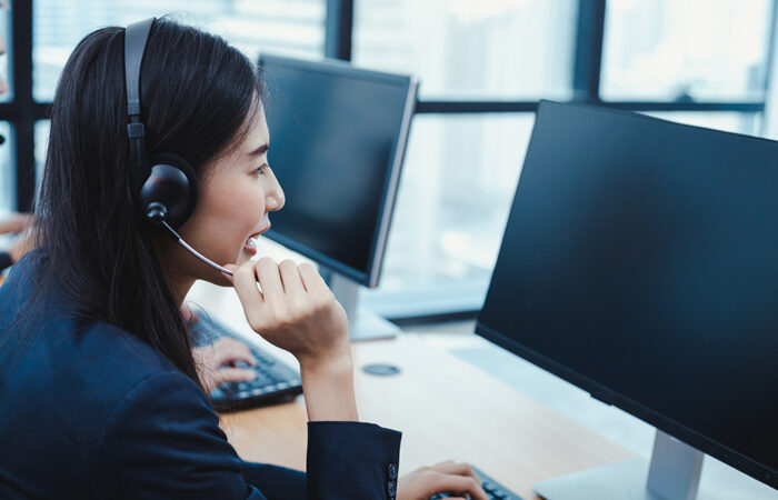 call center woman advising customers calling