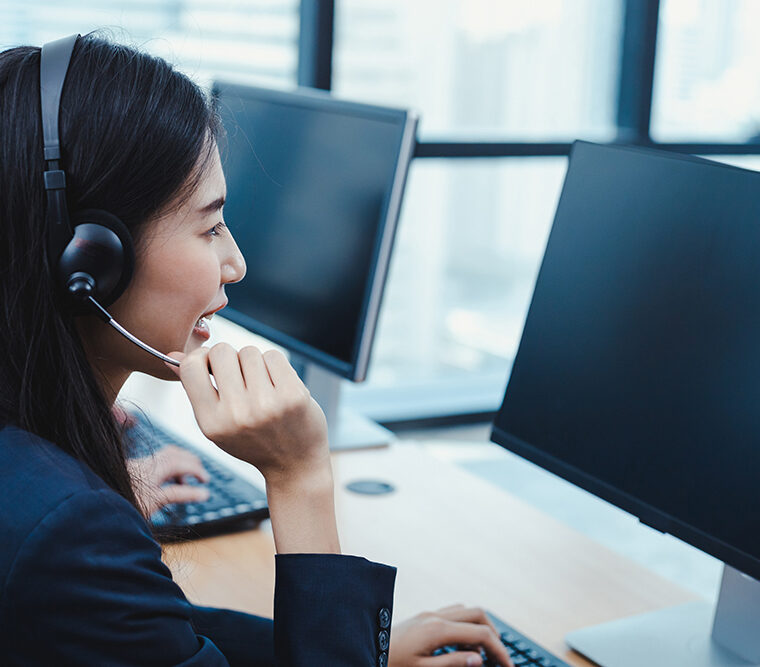 call center woman advising customers calling